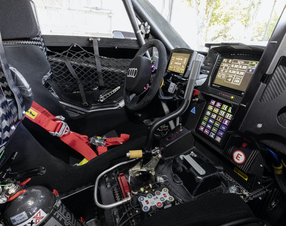 Zaawansowane technologicznie centrum sterowania - kokpit przygotowanego na Rajd Dakar Audi RS Q e-tron