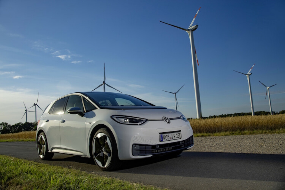 Rozmowa o neutralnej pod względem emisji CO2 produkcji samochodów elektrycznych w nowym odcinku podcastu Elektrycznie Tematyczni