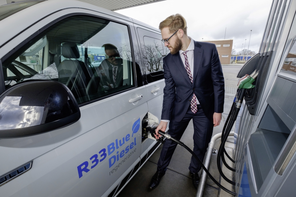 Nowe paliwo R33 BlueDiesel z komponentem ze źródeł odnawialnych pozwala obniżyć emisję dwutlenku węgla przez samochody flotowe