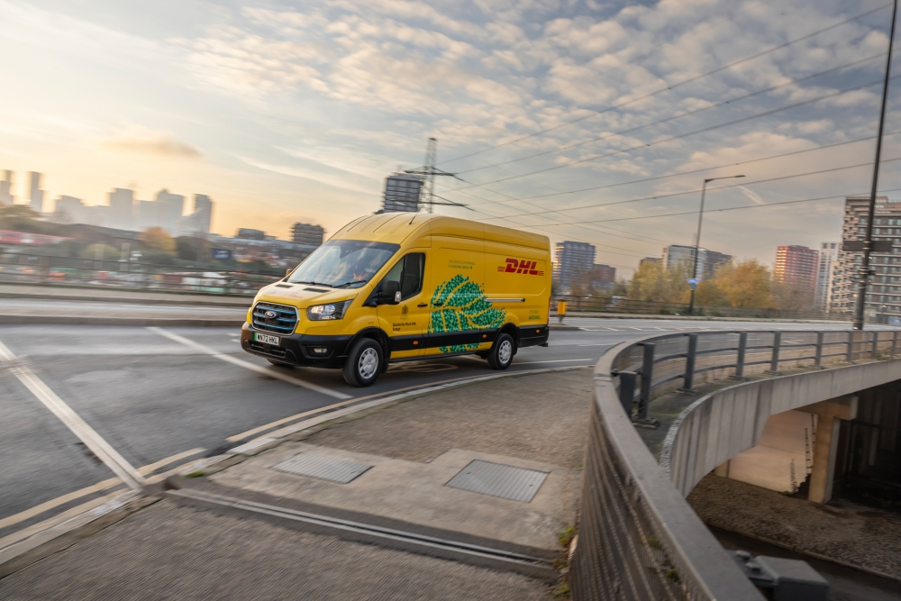 Ford Pro i Deutsche Post DHL Group łączą siły, by dostawy do adresata realizowały na całym świecie pojazdy elektryczne