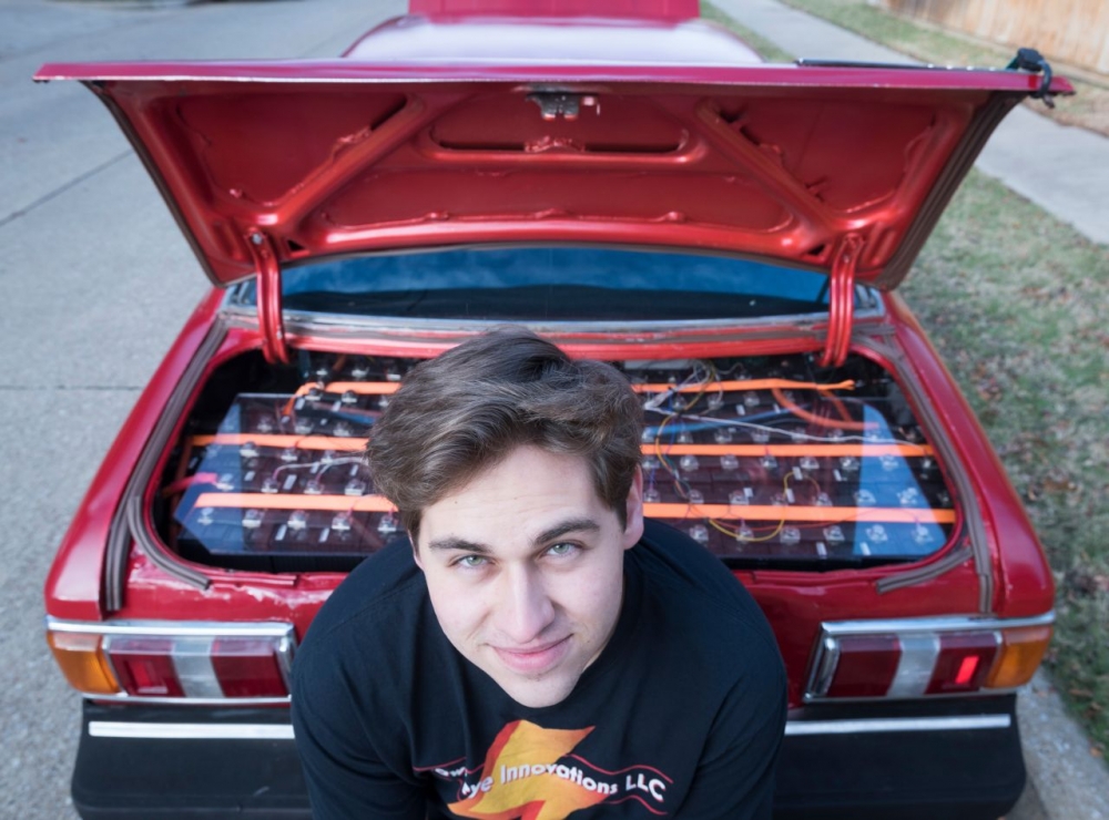 18-latek zbudował elektryczną Toyotę Celicę
