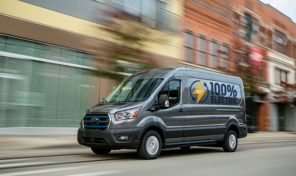 Na czele stawki: w pełni elektryczny Ford E Transit napędza przyszłość firm 
