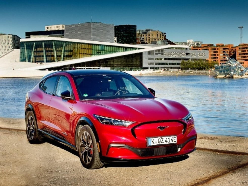 Ford umacnia pozycję wicelidera na rynku pojazdów elektrycznych w USA. Mustang Mach-E znów na szczycie