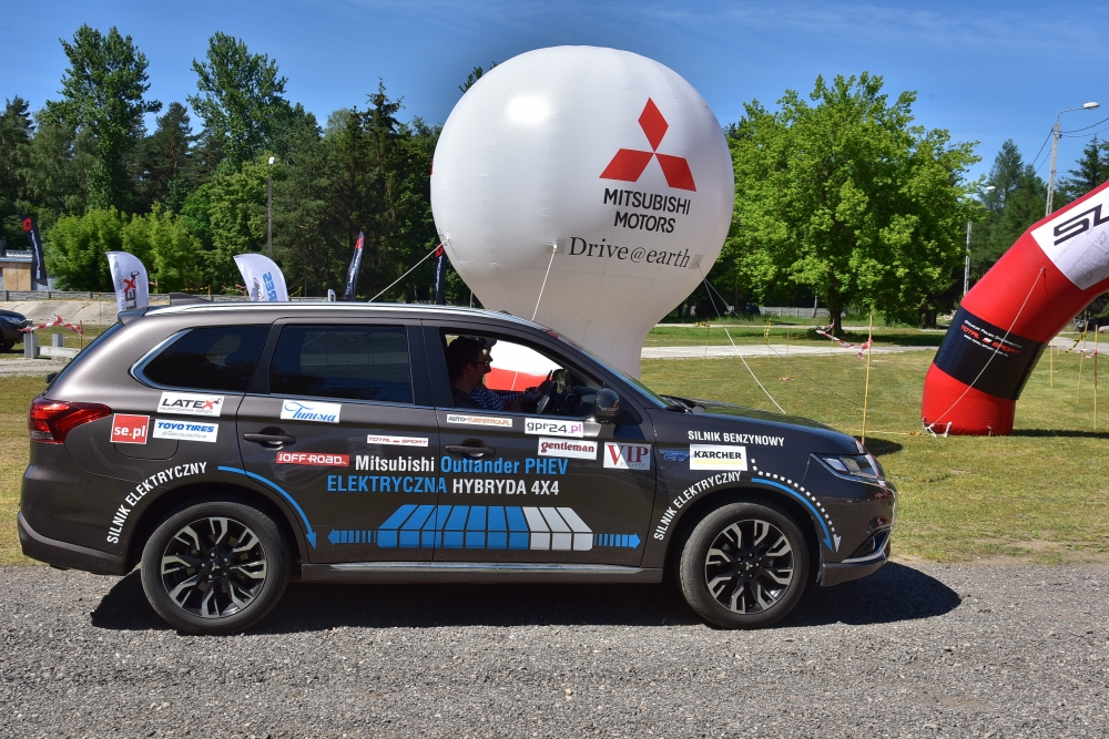 Gwiazdy rywalizowały w terenówkach Mitsubishi podczas VIP CROSS 2016